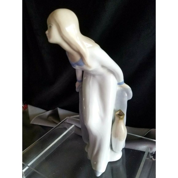 Vtg 9" Spanish Porcelain Figurine Lady leaning for a kiss marked 07.6.76 Nadal? - Picture 3 of 10